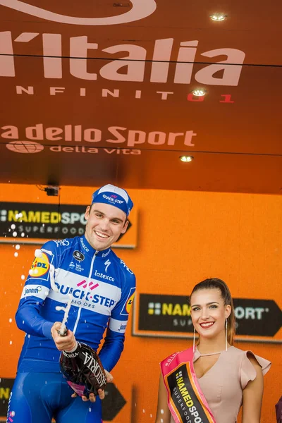 Prato Nevoso, İtalya 24 Mayıs 2018: Maximilian Schachmann, podyum Quickstep takım İtalya Bisiklet turu 2018 Prato Nevoso varış ile 18 zaferi kutluyor.