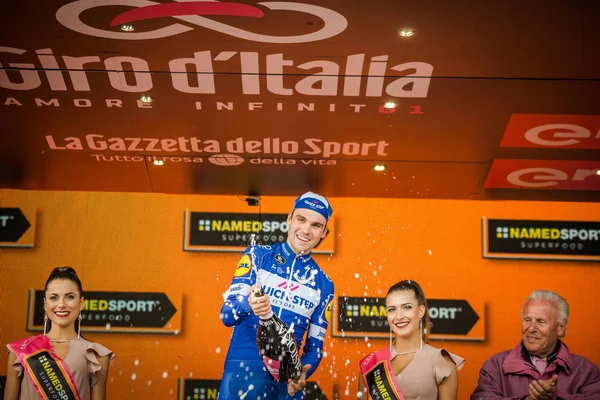 Prato Nevoso, İtalya 24 Mayıs 2018: Maximilian Schachmann, podyum Quickstep takım İtalya Bisiklet turu 2018 Prato Nevoso varış ile 18 zaferi kutluyor.