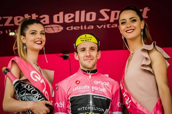 Prato Nevoso, İtalya 24 Mayıs 2018: Simon yaman, Mitchelton Scott takımı, podyum pembe Jersey'deki kutluyor İtalya Bisiklet turu 2018 genel sınıflandırılması lider olmak.