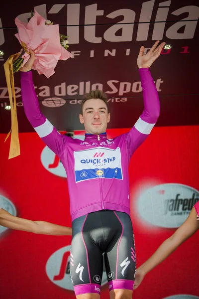 Prato Nevoso, İtalya 24 Mayıs 2018: Elia Viviani, podyum mor Jersey'deki Quickstep takım kutluyor İtalya Bisiklet turu 2018 en iyi atlet olmak.