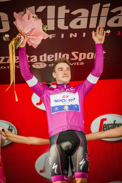 Prato Nevoso, İtalya 24 Mayıs 2018: Elia Viviani, podyum mor Jersey'deki Quickstep takım kutluyor İtalya Bisiklet turu 2018 en iyi atlet olmak.
