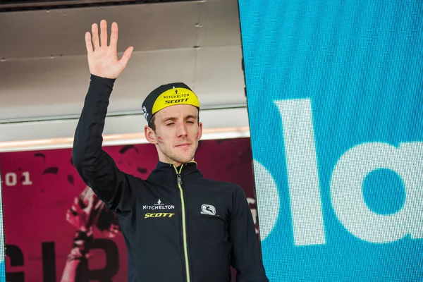Prato Nevoso, İtalya 24 Mayıs 2018: Simon yaman, Mitchelton Scott takımı, podyum kutluyor İtalya Bisiklet turu 2018 en iyi dağcı olmak.