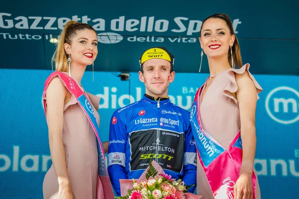 Prato Nevoso, İtalya 24 Mayıs 2018: Simon yaman, Mitchelton Scott takımı, mavi Jersey podyum kutluyor İtalya Bisiklet turu 2018 en iyi dağcı olmak.