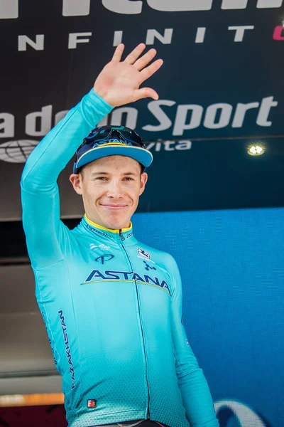 Prato Nevoso, İtalya 24 Mayıs 2018: Miguel Angel Lopez, podyum Astana Team kutluyor İtalya Bisiklet turu 2018 en iyi genç binici olmak.