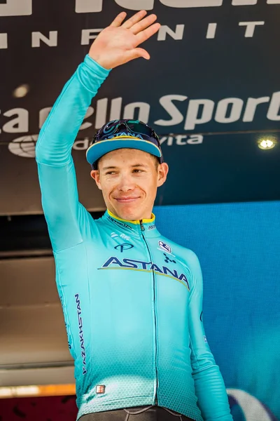 Prato Nevoso, İtalya 24 Mayıs 2018: Miguel Angel Lopez, podyum Astana Team kutluyor İtalya Bisiklet turu 2018 en iyi genç binici olmak.