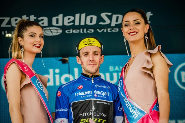 Prato Nevoso, İtalya 24 Mayıs 2018: Simon yaman, Mitchelton Scott takımı, mavi Jersey podyum kutluyor İtalya Bisiklet turu 2018 en iyi dağcı olmak.