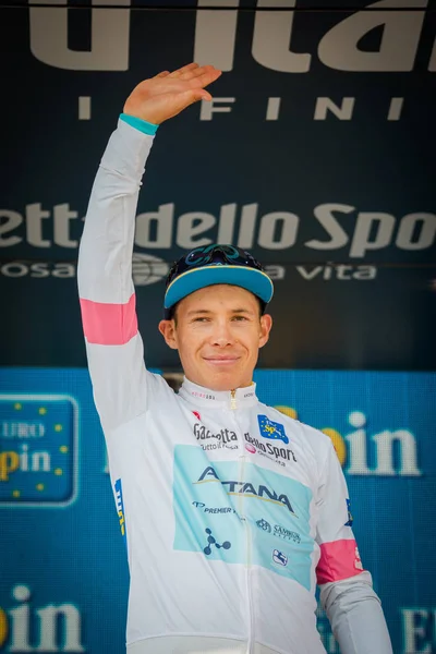 Prato Nevoso, İtalya 24 Mayıs 2018: Miguel Angel Lopez, Astana takımda podyumda Beyaz mayoyu kutluyor İtalya Bisiklet turu 2018 en iyi genç binici olmak.