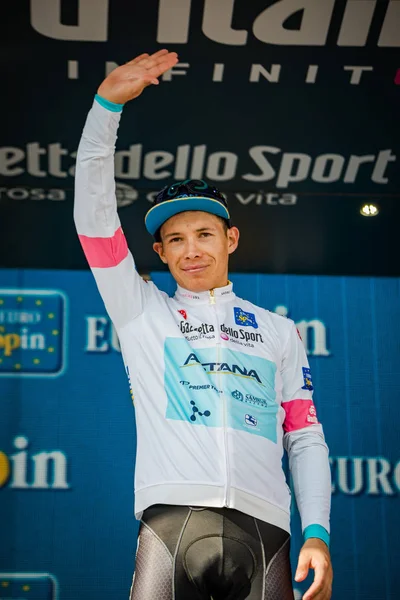 Prato Nevoso, İtalya 24 Mayıs 2018: Miguel Angel Lopez, Astana takımda podyumda Beyaz mayoyu kutluyor İtalya Bisiklet turu 2018 en iyi genç binici olmak.