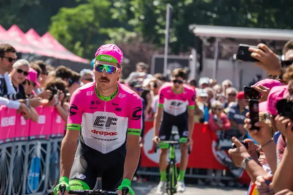 Abbiategrasso, İtalya 24 Mayıs 2018: Profesyonel bisikletçi podyum imzalar önce İtalya 2018 Tur zor dağ aşaması için veri transferi.