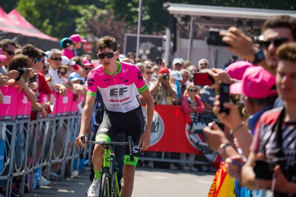 Abbiategrasso, İtalya 24 Mayıs 2018: Profesyonel bisikletçi podyum imzalar önce İtalya 2018 Tur zor dağ aşaması için veri transferi.