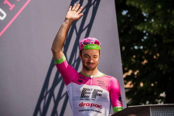 Abbiategrasso, İtalya 24 Mayıs 2018: Profesyonel bisikletçi podyum imza İtalya 2018 Tur zor dağ aşamasında daha önce üzerinde.