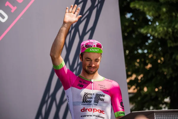 Abbiategrasso, İtalya 24 Mayıs 2018: Profesyonel bisikletçi podyum imza İtalya 2018 Tur zor dağ aşamasında daha önce üzerinde.