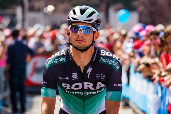 Abbiategrasso, İtalya 24 Mayıs 2018: Profesyonel bisikletçi podyum imzalar önce İtalya 2018 Tur zor dağ aşaması için veri transferi.