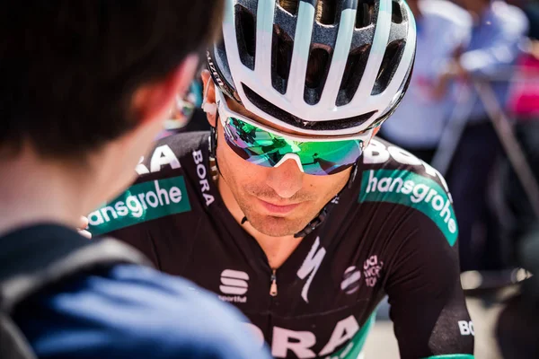 イタリア 2018 プロフェッショナル サイクリスト チェーザレ ベネデッティ イタリア 2018 ツアーの堅い山の段階の開始前に ハンスグローエ — ストック写真