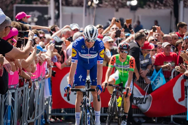 Abbiategrasso, İtalya 24 Mayıs 2018: Profesyonel bisikletçi podyum imzalar önce İtalya 2018 Tur zor dağ aşaması için veri transferi.