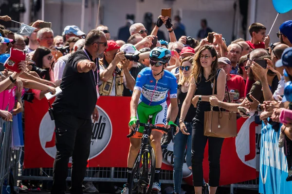 Abbiategrasso, İtalya 24 Mayıs 2018: Profesyonel bisikletçi podyum imzalar önce İtalya 2018 Tur zor dağ aşaması için veri transferi.