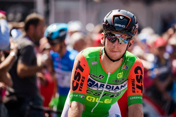 Abbiategrasso, İtalya 24 Mayıs 2018: Profesyonel bisikletçi podyum imzalar önce İtalya 2018 Tur zor dağ aşaması için veri transferi.