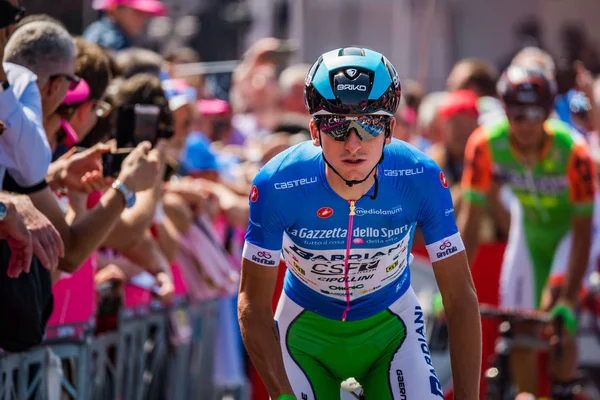 Abbiategrasso, İtalya 24 Mayıs 2018: Profesyonel bisikletçi podyum imzalar önce İtalya 2018 Tur zor dağ aşaması için veri transferi.