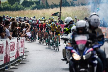 Iseo, İtalya 23 Mayıs 2018: Grup profesyonel bisikletçiler üzerinden zor sahne alanı'ndan Riva Iseo, İtalya 2018 tur için gelmeden önce rotanın son tur seyahat.