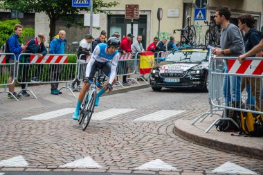 Trento, İtalya 22 Mayıs 2018: Profesyonel bisikletçi zaman deneme aşamasında Trento üzerinden Rovereto, İtalya Bisiklet turu 2018 için.