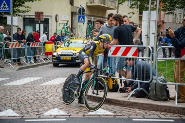 Trento, İtalya 22 Mayıs 2018: Profesyonel bisikletçi zaman deneme aşamasında Trento üzerinden Rovereto, İtalya Bisiklet turu 2018 için.
