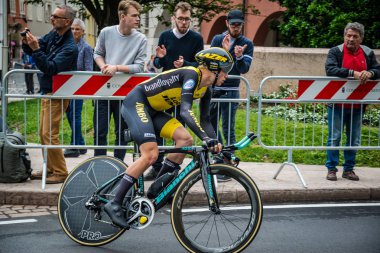 Trento, İtalya 22 Mayıs 2018: Profesyonel bisikletçi zaman deneme aşamasında Trento üzerinden Rovereto, İtalya Bisiklet turu 2018 için.