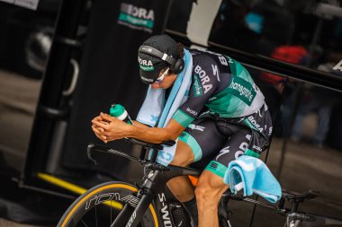 Trento, İtalya 22 Mayıs 2018: Davide Formolo, Rovereto, İtalya Bisiklet turu 2018 için Trento üzerinden zaman deneme sahne önce liberalizmin Bora Hansgrohe takımda.