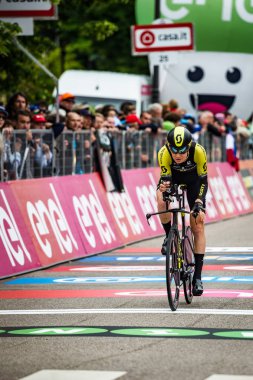 Rovereto, İtalya 22 Mayıs 2018: Profesyonel bisikletçi hattındaki bitiş saat deneme sahne alanı'nın Trento Rovereto, Tur, İtalya 2018 için.