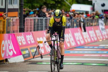 Rovereto, İtalya 22 Mayıs 2018: Profesyonel bisikletçi hattındaki bitiş saat deneme sahne alanı'nın Trento Rovereto, Tur, İtalya 2018 için.