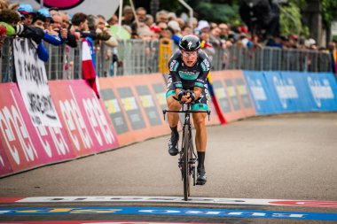 Rovereto, İtalya 22 Mayıs 2018: Davide Formolo, bitiş çizgisine saat deneme sahne alanı'nın Trento üzerinden Rovereto, Tur, İtalya 2018 Bora Hansgrohe takımda.