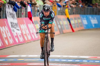 Rovereto, İtalya 22 Mayıs 2018: Davide Formolo, bitiş çizgisine saat deneme sahne alanı'nın Trento üzerinden Rovereto, Tur, İtalya 2018 Bora Hansgrohe takımda.