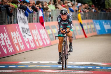 Rovereto, İtalya 22 Mayıs 2018: Davide Formolo, bitiş çizgisine saat deneme sahne alanı'nın Trento üzerinden Rovereto, Tur, İtalya 2018 Bora Hansgrohe takımda.