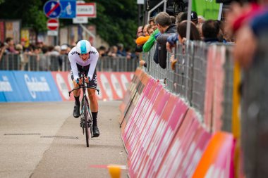 Rovereto, İtalya 22 Mayıs 2018: Profesyonel bisikletçi hattındaki bitiş saat deneme sahne alanı'nın Trento Rovereto, Tur, İtalya 2018 için.