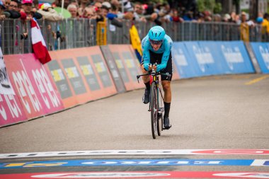 Rovereto, İtalya 22 Mayıs 2018: Profesyonel bisikletçi hattındaki bitiş saat deneme sahne alanı'nın Trento Rovereto, Tur, İtalya 2018 için.