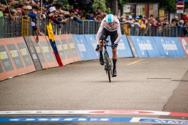 Rovereto, İtalya 22 Mayıs 2018: Chris, Froome, gökyüzü takım, bitiş çizgisine saat deneme sahne alanı'nın Trento üzerinden Rovereto, Tur, İtalya 2018.