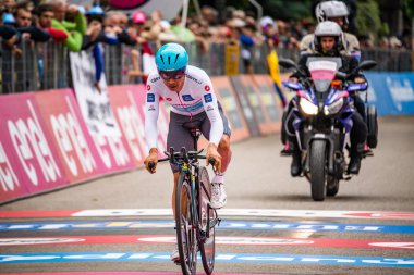 Rovereto, İtalya 22 Mayıs 2018: Miguel Ange Lopez, Astanateam, bitiş çizgisine saat deneme sahne alanı'nın Trento üzerinden Rovereto, Tur, İtalya 2018 üzerinde Beyaz mayoyu.