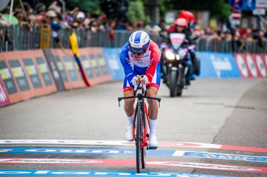 Rovereto, İtalya 22 Mayıs 2018: Profesyonel bisikletçi Pinot Thibaut bitiş çizgisine saat deneme sahne alanı'nın Trento üzerinden Rovereto, Tur, İtalya 2018 üzerinde.