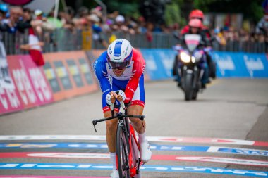 Rovereto, İtalya 22 Mayıs 2018: Profesyonel bisikletçi Pinot Thibaut bitiş çizgisine saat deneme sahne alanı'nın Trento üzerinden Rovereto, Tur, İtalya 2018 üzerinde.