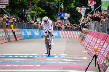 Rovereto, İtalya 22 Mayıs 2018: Tom Dumoulin, Sunweb takımında bitiş çizgisine saat deneme sahne alanı'nın Trento üzerinden Rovereto, Tur, İtalya 2018.