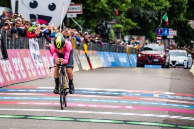 Rovereto, İtalya 22 Mayıs 2018: Simon yaman, Mitchelton Scott takımı, bitiş çizgisine saat deneme sahne alanı'nın Trento üzerinden Rovereto, Tur, İtalya 2018 üzerinde pembe jersey.