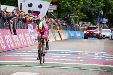 Rovereto, İtalya 22 Mayıs 2018: Simon yaman, Mitchelton Scott takımı, bitiş çizgisine saat deneme sahne alanı'nın Trento üzerinden Rovereto, Tur, İtalya 2018 üzerinde pembe jersey.