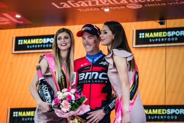 Rovereto, İtalya 22 Mayıs 2018: Rohan Dennis, Bmc ekibi, Rovereto, İtalya Bisiklet turu 2018 Trento podyum gün deneme süre sonra zafer kutluyor..