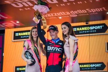 Rovereto, İtalya 22 Mayıs 2018: Rohan Dennis, Bmc ekibi, Rovereto, İtalya Bisiklet turu 2018 Trento podyum gün deneme süre sonra zafer kutluyor..