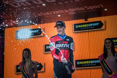 Rovereto, İtalya 22 Mayıs 2018: Rohan Dennis, Bmc ekibi, Rovereto, İtalya Bisiklet turu 2018 Trento podyum gün deneme süre sonra zafer kutluyor..