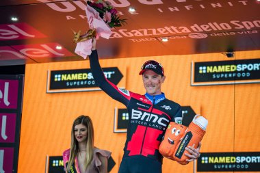 Rovereto, İtalya 22 Mayıs 2018: Rohan Dennis, Bmc ekibi, Rovereto, İtalya Bisiklet turu 2018 Trento podyum gün deneme süre sonra zafer kutluyor..