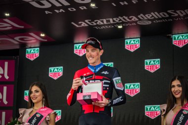 Rovereto, İtalya 22 Mayıs 2018: Rohan Dennis, Bmc ekibi, Rovereto, İtalya Bisiklet turu 2018 Trento podyum gün deneme süre sonra zafer kutluyor..