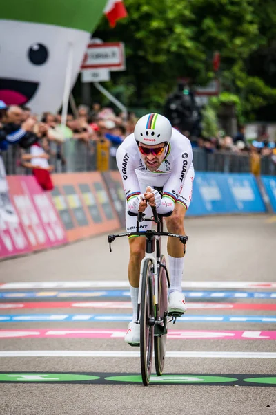 Rovereto, İtalya 22 Mayıs 2018: Tom Dumoulin, Sunweb takımında bitiş çizgisine saat deneme sahne alanı'nın Trento üzerinden Rovereto, Tur, İtalya 2018.