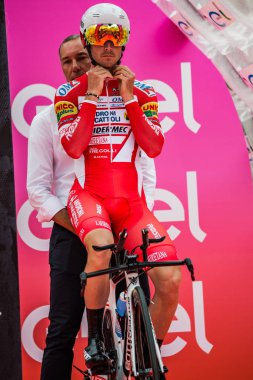 Trento, İtalya 22 Mayıs 2018: Profesyonel bisikletçi, Androni Giocattoli takım, hazır kalkış saat deneme aşaması için Trento, İtalya Bisiklet turu 2018 Rovereto için gelen.