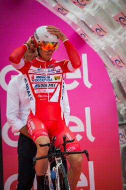 Trento, İtalya 22 Mayıs 2018: Profesyonel bisikletçi, Androni Giocattoli takım, hazır kalkış saat deneme aşaması için Trento, İtalya Bisiklet turu 2018 Rovereto için gelen.