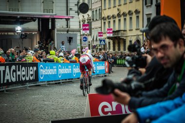 Trento, İtalya 22 Mayıs 2018: Profesyonel bisikletçi zaman deneme aşamasında Trento üzerinden Rovereto, İtalya Bisiklet turu 2018 için.
